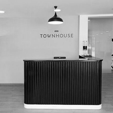 Oyo Townhouse 17 Huda City Center Near Leisure Valley Park Gurgaon Buitenkant foto